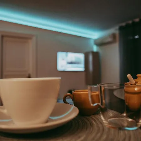 Attico In Centro - Elegante * 克罗托内